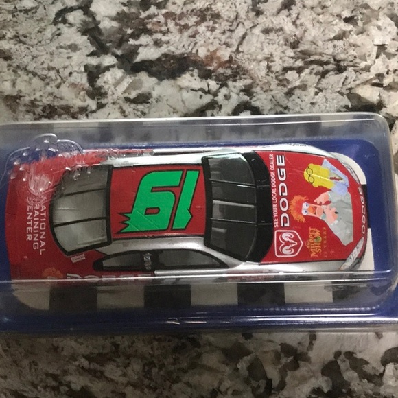 Nascar Dodge Winner's Circle 1/24 Muppets Car #19 original box 25th anniversary - Picture 5 of 11